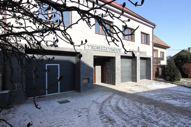 Fasáda Obecního úřadu v Tučapech