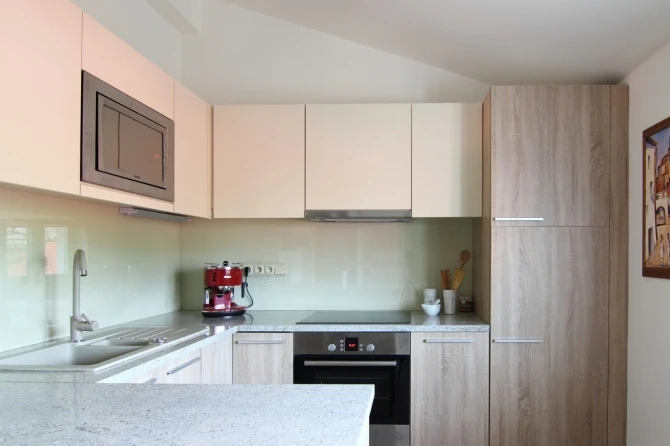 Interiér kuchyně a koupelny rodinného domu na Hvozdné